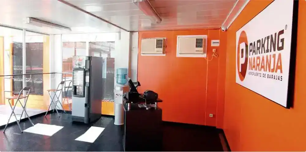 Parking exterior con plazas techadas